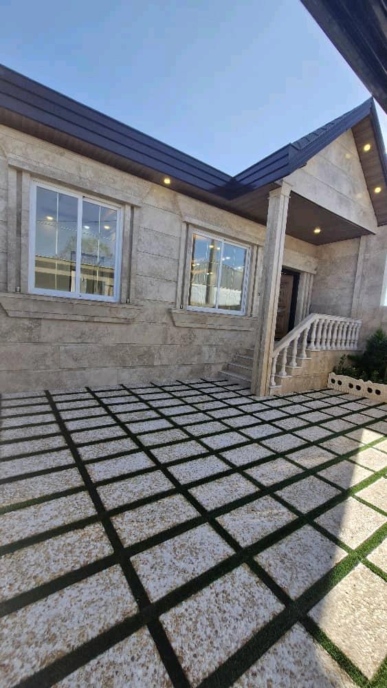 تصویر یه ویلای فلت در موقعیت شهری با محوطه بزرگ