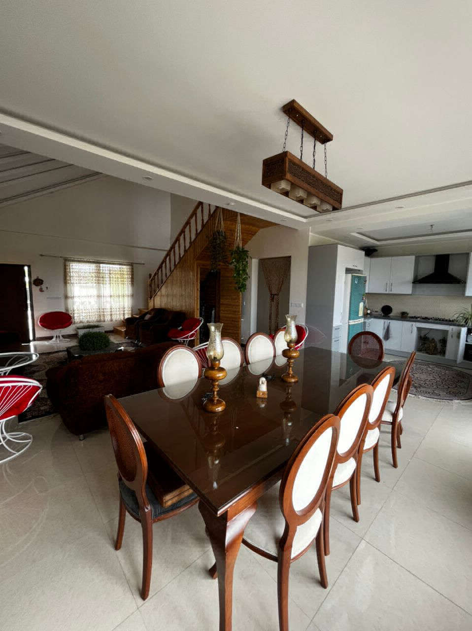 تصویر یک ویلای نما مدرن و محوطه سازی شده با موزاییک و چمن مصنوعی