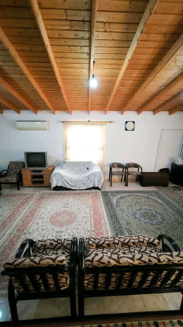 تصویر یه ویلای فلت در موقعیت روستایی با محوطه بزرگ