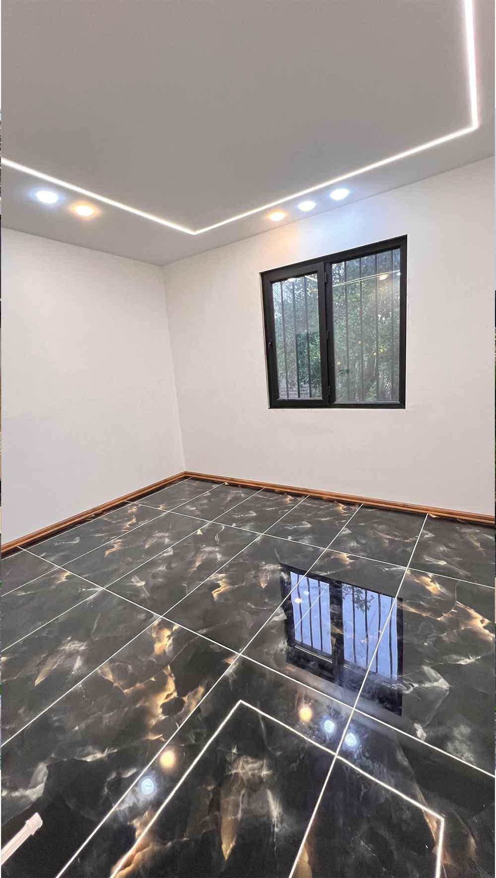 تصویر یک ویلای نما مدرن و محوطه سازی شده با موزاییک و چمن مصنوعی