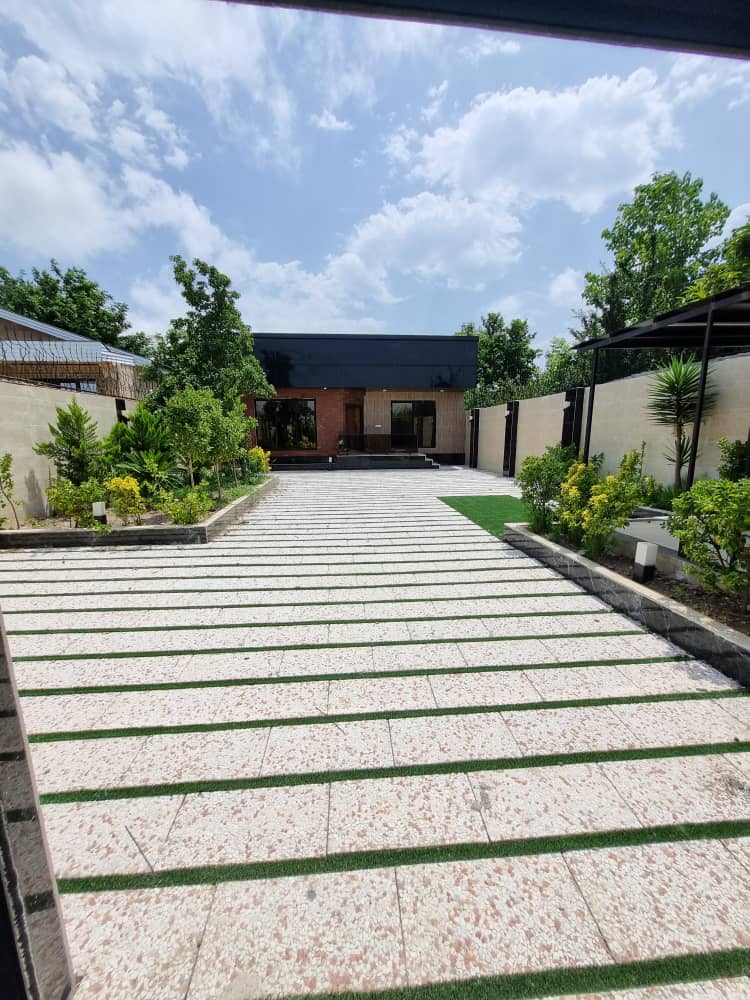 تصویر یه ویلای فلت در موقعیت روستایی با محوطه بزرگ