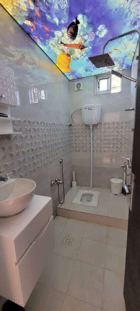 تصویر یک ویلای نما مدرن و محوطه سازی شده با موزاییک و چمن مصنوعی