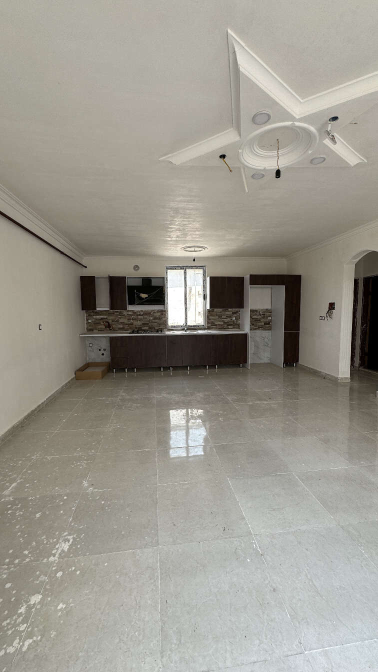 تصویر یک ویلای فلت روستایی که محوطه سازی شده و از چمن مصنوعی استفاده شده