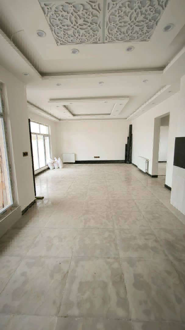 تصویر یه ویلای فلت در موقعیت روستایی با محوطه بزرگ