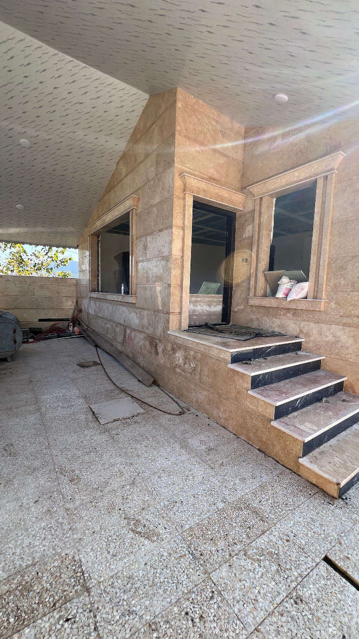 تصویر یک ویلای نما مدرن و محوطه سازی شده با موزاییک و چمن مصنوعی