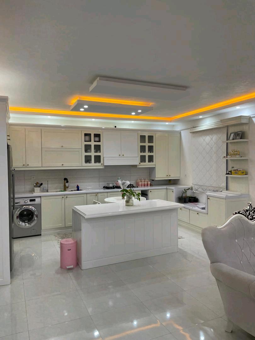 تصویر یه ویلای فلت در موقعیت شهری با محوطه بزرگ