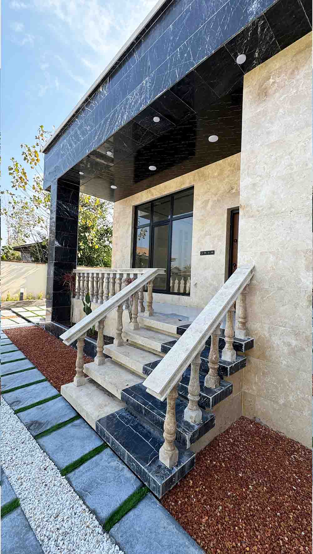 یه ویلای نوساز نما مدرن با محوطه سازی موزاییک و چمن مصنوعی