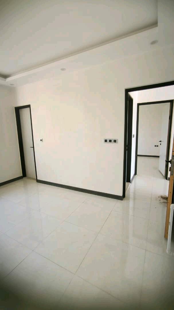 تصویر یه ویلای فلت در موقعیت شهری با محوطه بزرگ