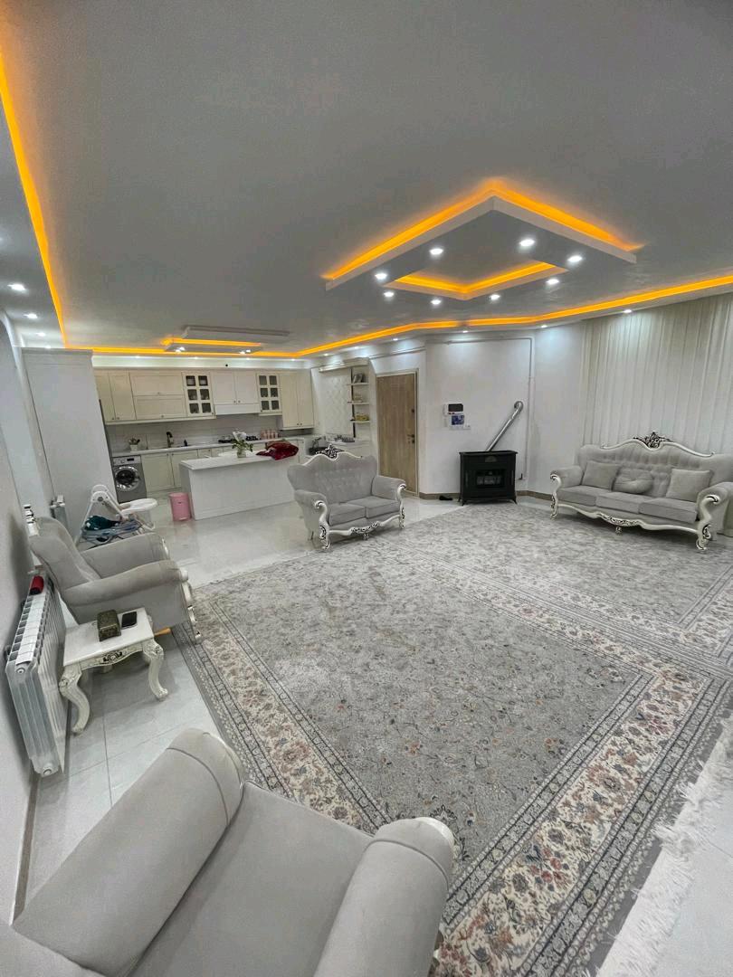 تصویر یه ویلای فلت در موقعیت شهری با محوطه بزرگ