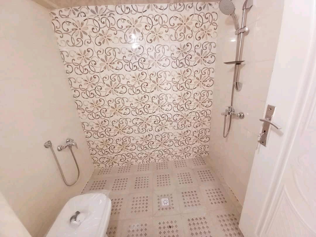 تصویر یک ویلای فلت روستایی که محوطه سازی شده و از چمن مصنوعی استفاده شده