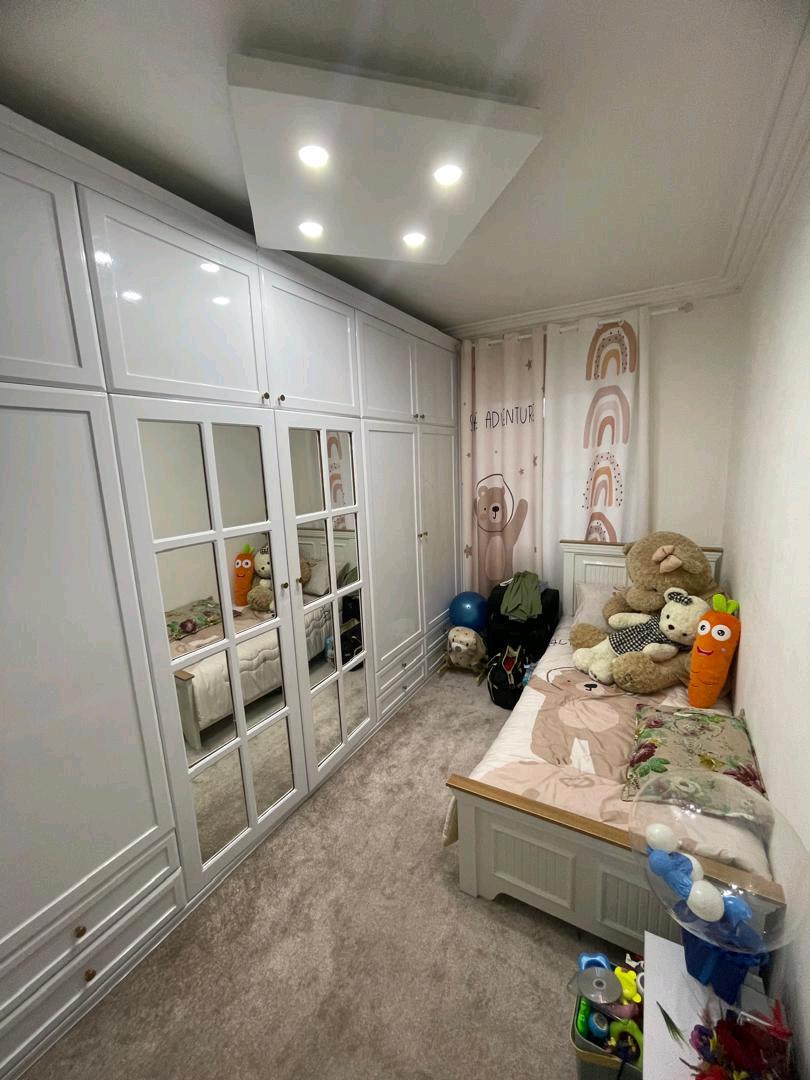 تصویر یه ویلای فلت در موقعیت شهری با محوطه بزرگ