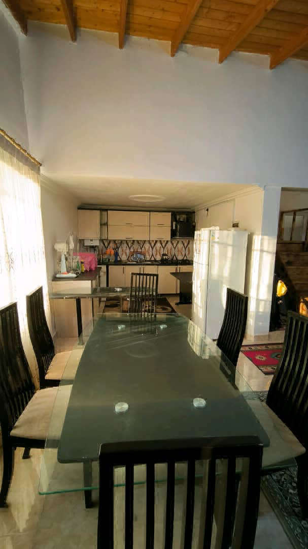 تصویر یه ویلای فلت در موقعیت روستایی با محوطه بزرگ