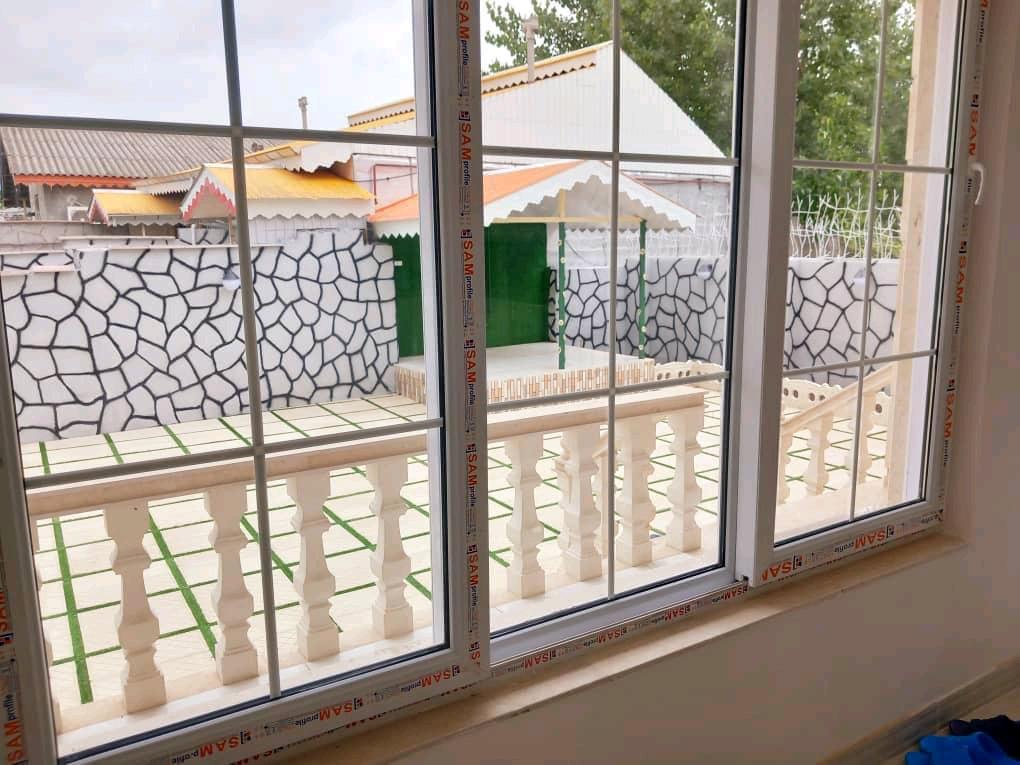 تصویر یک ویلای فلت روستایی که محوطه سازی شده و از چمن مصنوعی استفاده شده