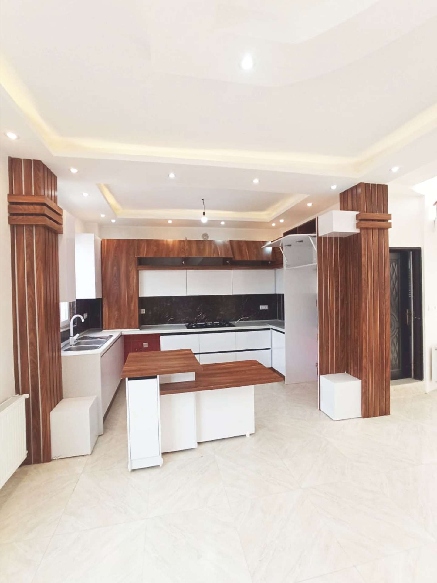 تصویر یه ویلای فلت در موقعیت روستایی با محوطه بزرگ