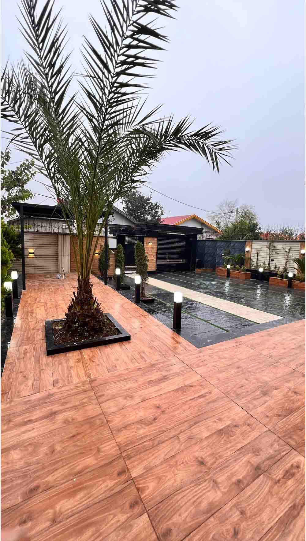 تصویر یک ویلای نما مدرن و محوطه سازی شده با موزاییک و چمن مصنوعی