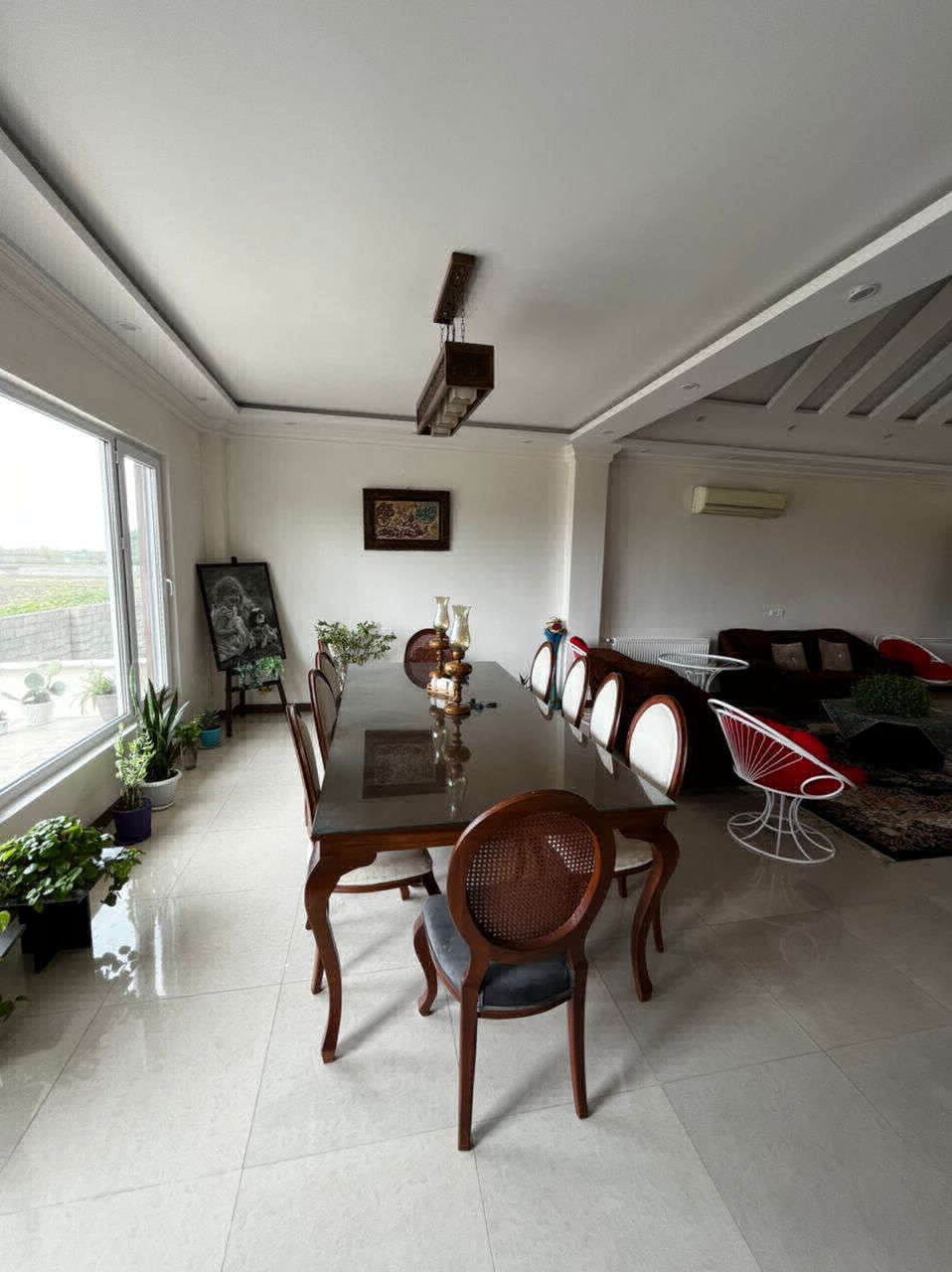 تصویر یک ویلای نما مدرن و محوطه سازی شده با موزاییک و چمن مصنوعی