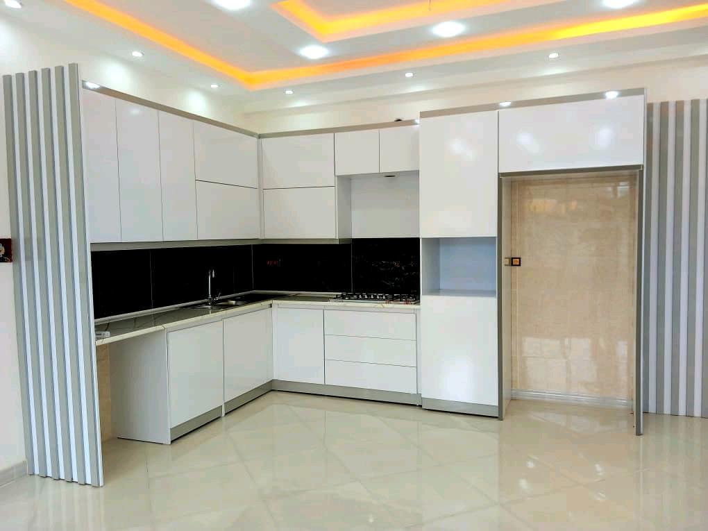 تصویر یک ویلای فلت روستایی که محوطه سازی شده و از چمن مصنوعی استفاده شده