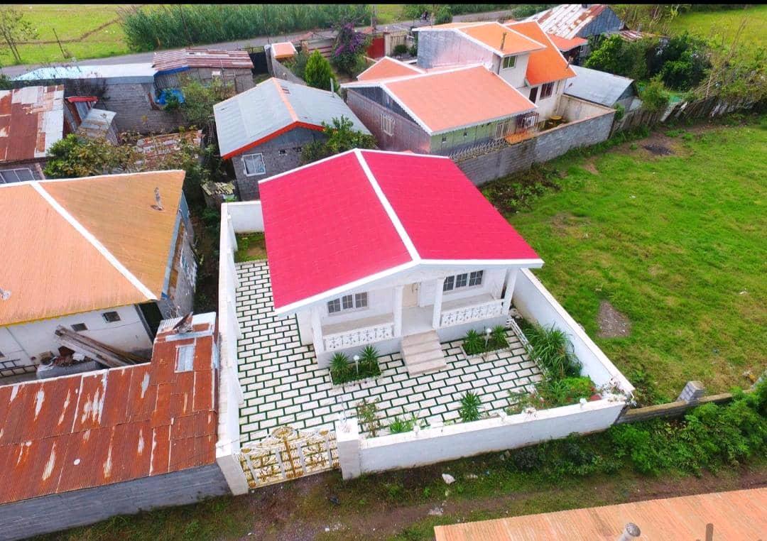 تصویر یک ویلای فلت روستایی که محوطه سازی شده و از چمن مصنوعی استفاده شده