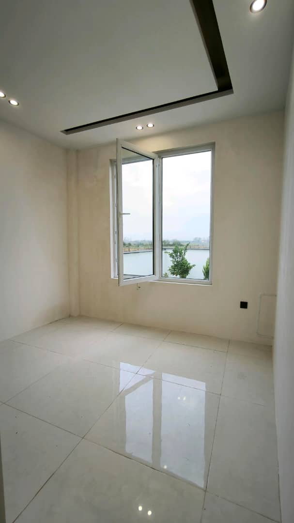 تصویر یک ویلای نما مدرن و محوطه سازی شده با موزاییک و چمن مصنوعی