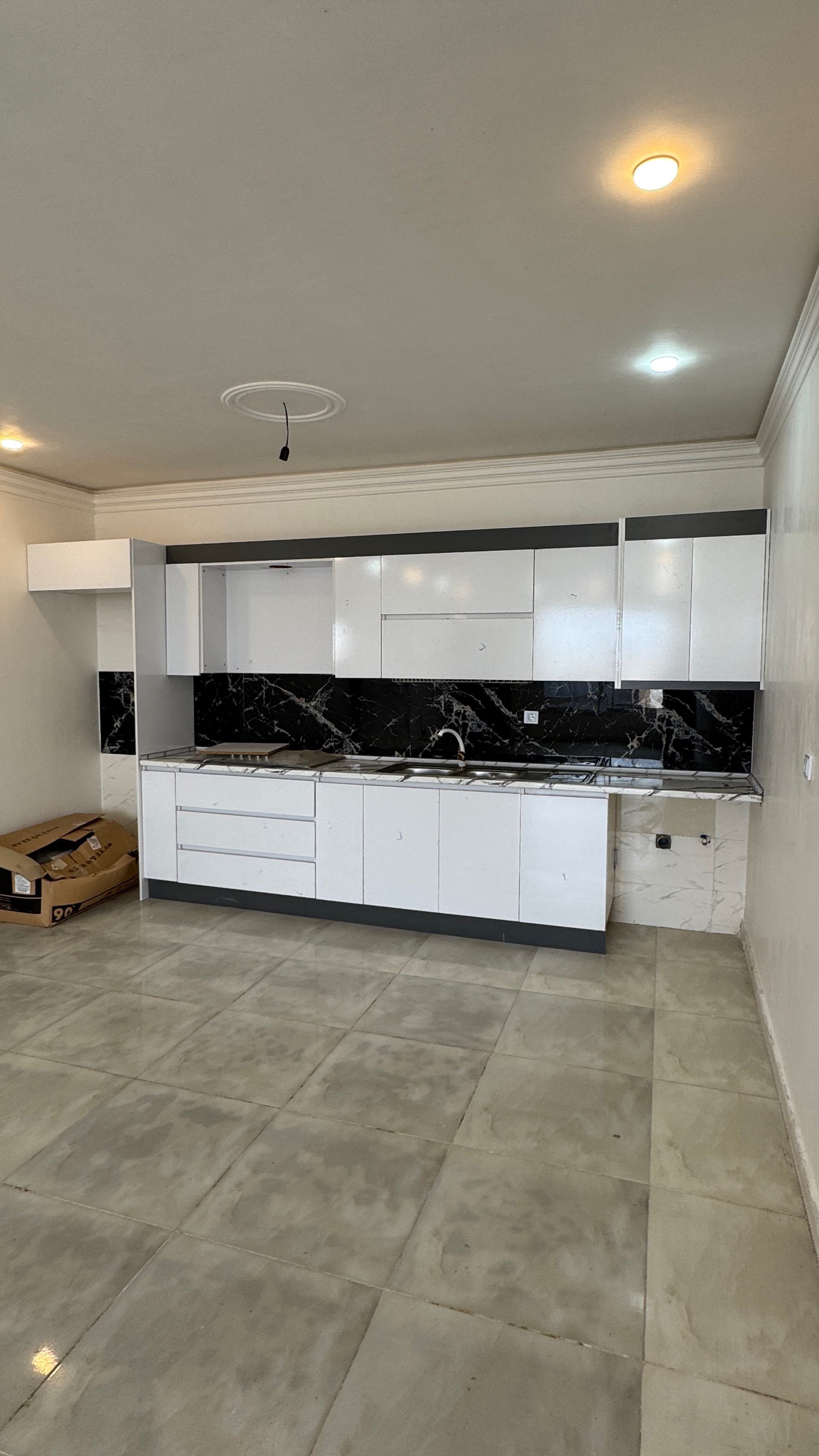 تصویر یه ویلای فلت در موقعیت روستایی با محوطه بزرگ