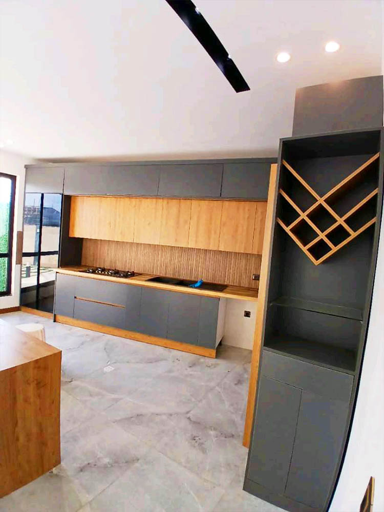 تصویر یک ویلای نما مدرن و محوطه سازی شده با موزاییک و چمن مصنوعی