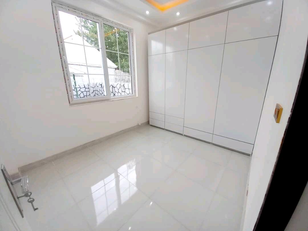 تصویر یک ویلای فلت روستایی که محوطه سازی شده و از چمن مصنوعی استفاده شده