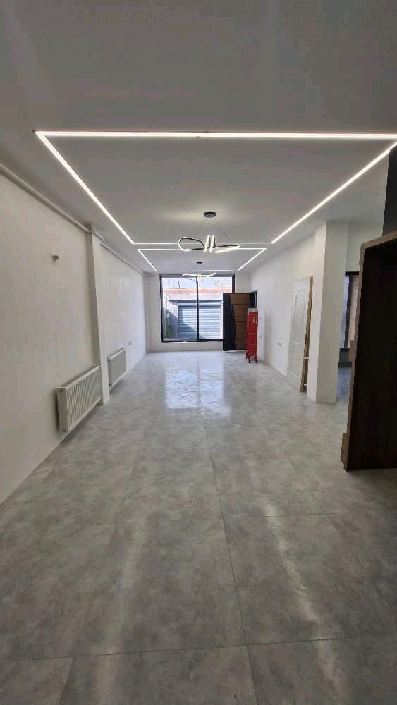 تصویر یک ویلای نما مدرن و محوطه سازی شده با موزاییک و چمن مصنوعی