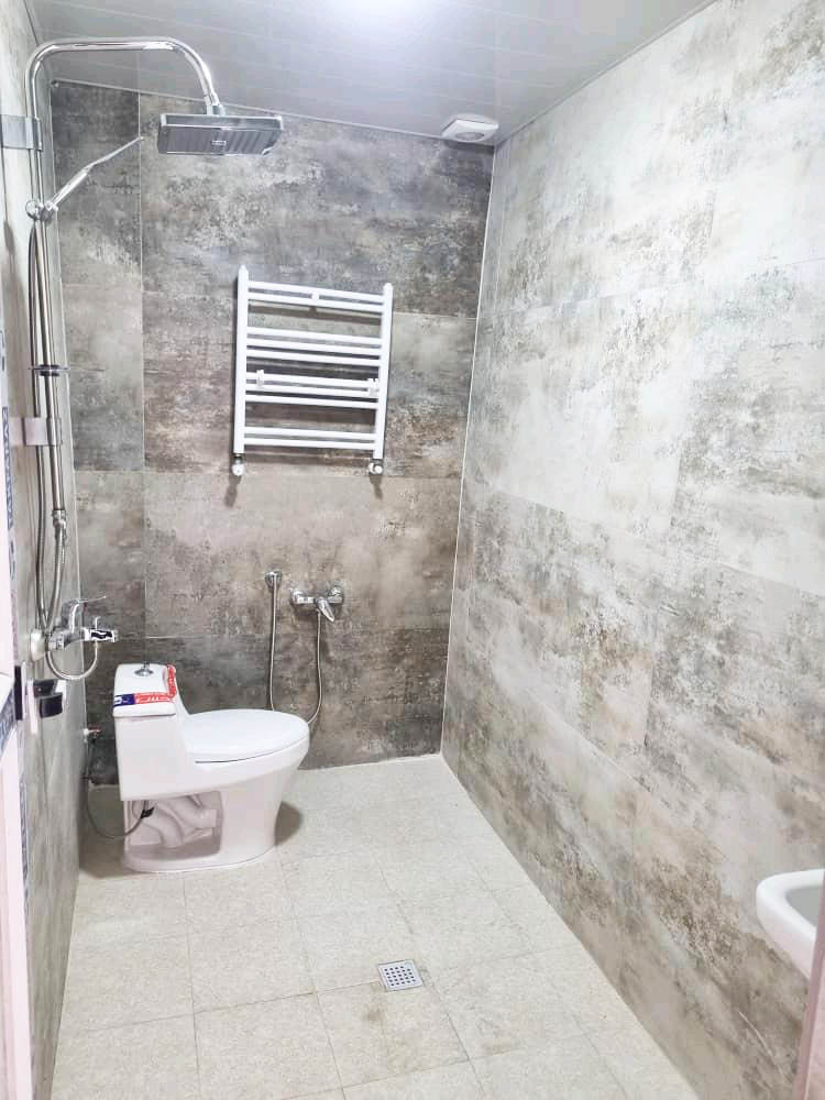 تصویر یک ویلای فلت روستایی که محوطه سازی شده و از چمن مصنوعی استفاده شده