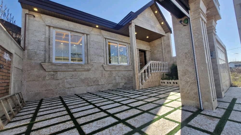 تصویر یه ویلای فلت در موقعیت شهری با محوطه بزرگ