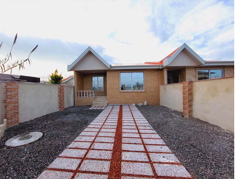 تصویر یک ویلای فلت روستایی که محوطه سازی شده و از چمن مصنوعی استفاده شده