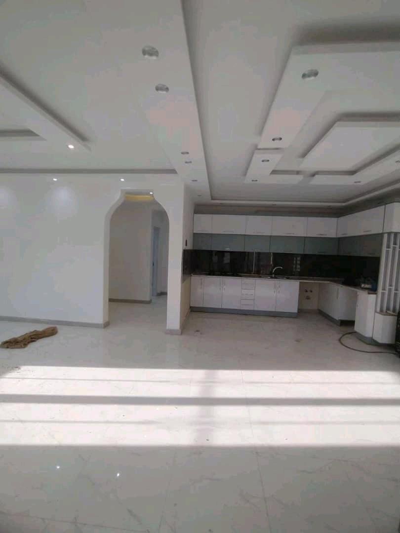 تصویر یک ویلای فلت روستایی که محوطه سازی شده و از چمن مصنوعی استفاده شده