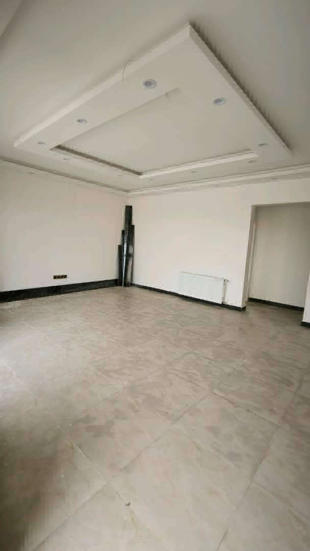 تصویر یه ویلای فلت در موقعیت روستایی با محوطه بزرگ