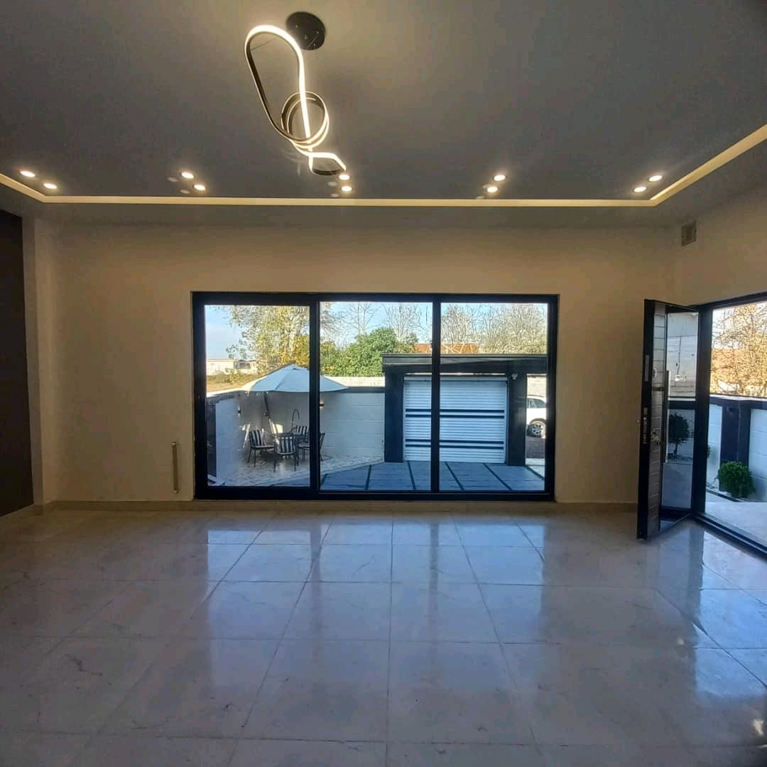 تصویر یک ویلای فلت روستایی که محوطه سازی شده و از چمن مصنوعی استفاده شده