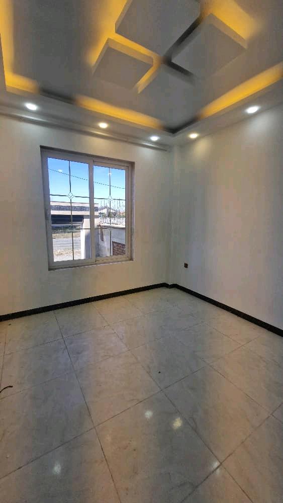 تصویر یه ویلای فلت در موقعیت شهری با محوطه بزرگ