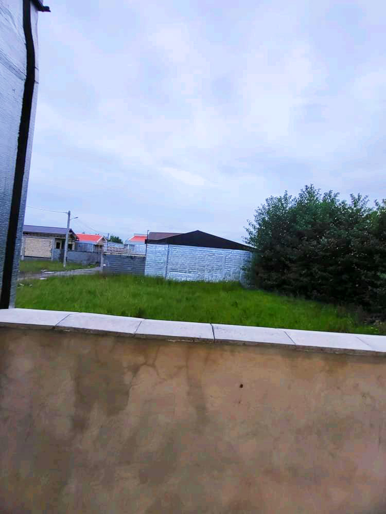 تصویر یک ویلای نما مدرن و محوطه سازی شده با موزاییک و چمن مصنوعی