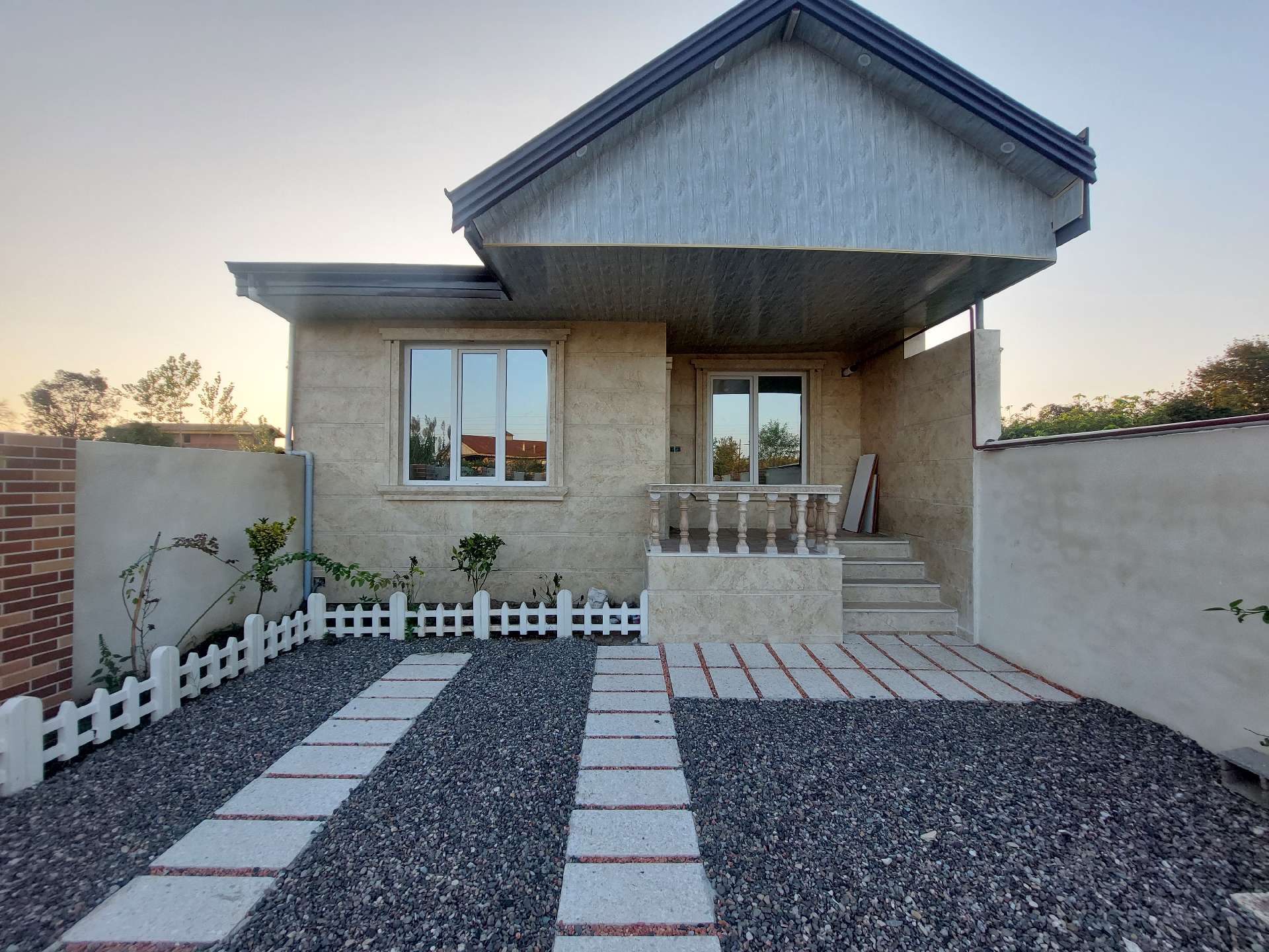 تصویر ویلا نوساز نماسنگ محوطه سازی شده در خشکبیجار