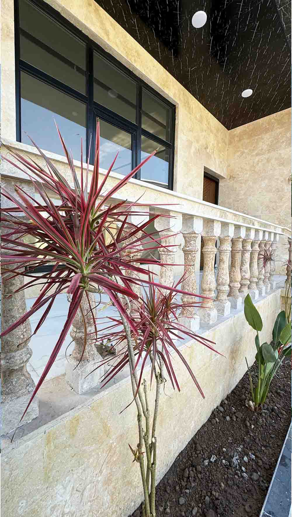 یه ویلای نوساز نما مدرن با محوطه سازی موزاییک و چمن مصنوعی