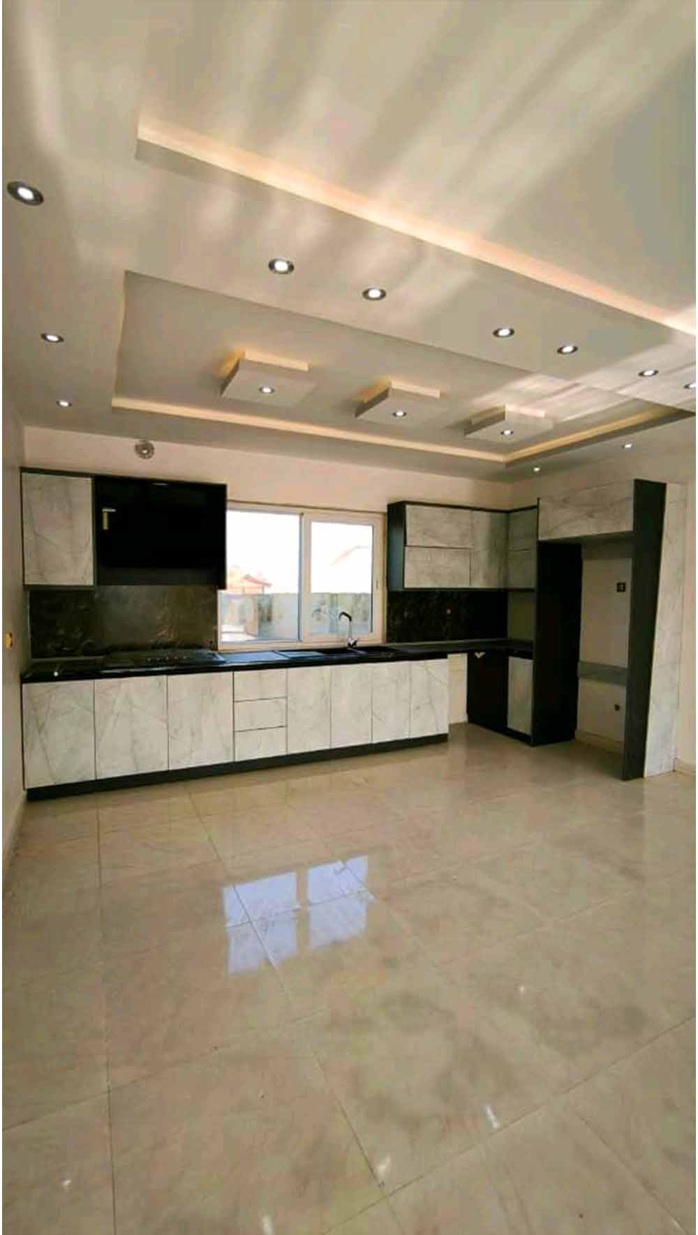 تصویر یه ویلای فلت در موقعیت روستایی با محوطه بزرگ