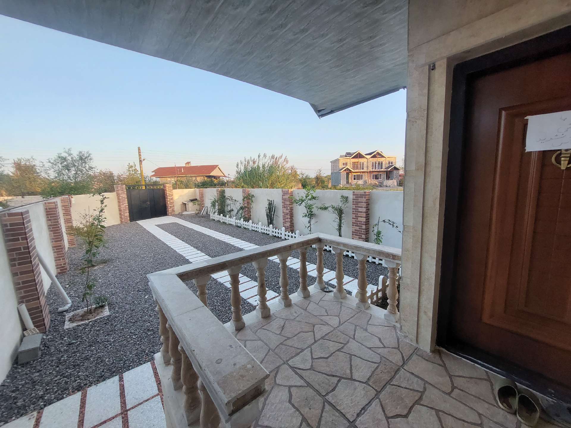 تصویر ویلا نوساز نماسنگ محوطه سازی شده در خشکبیجار