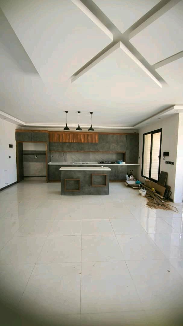 تصویر یه ویلای فلت در موقعیت شهری با محوطه بزرگ