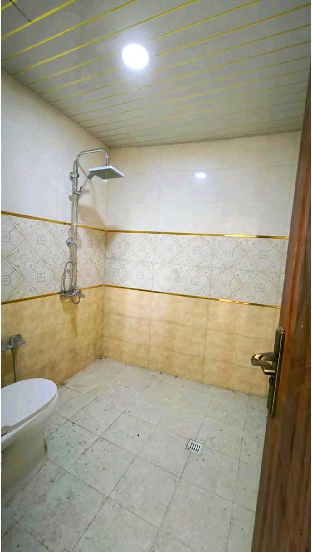 تصویر یه ویلای فلت در موقعیت روستایی با محوطه بزرگ