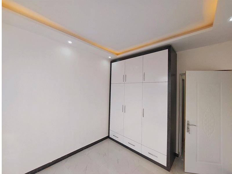 تصویر یک ویلای نما کلاسیک و محوطه سازی شده با موزاییک و چمن مصنوعی