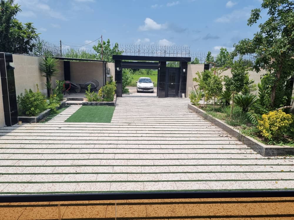 تصویر یه ویلای فلت در موقعیت روستایی با محوطه بزرگ