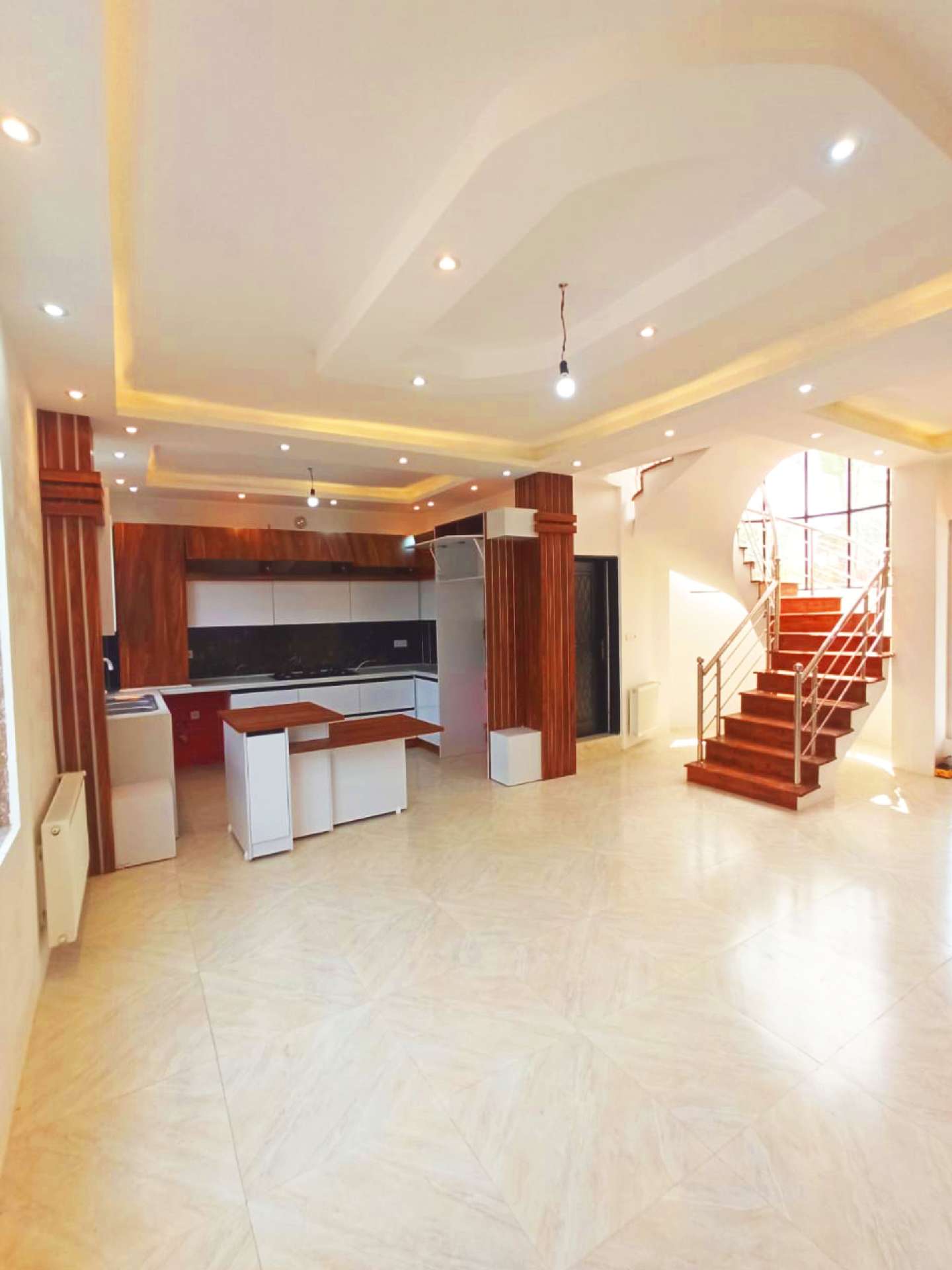 تصویر یه ویلای فلت در موقعیت روستایی با محوطه بزرگ