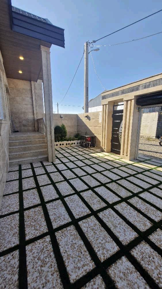 تصویر یه ویلای فلت در موقعیت شهری با محوطه بزرگ