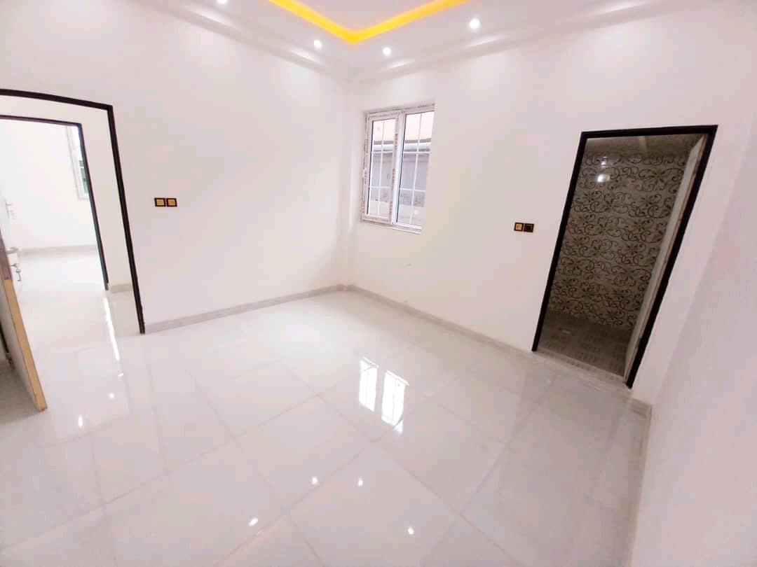 تصویر یک ویلای فلت روستایی که محوطه سازی شده و از چمن مصنوعی استفاده شده