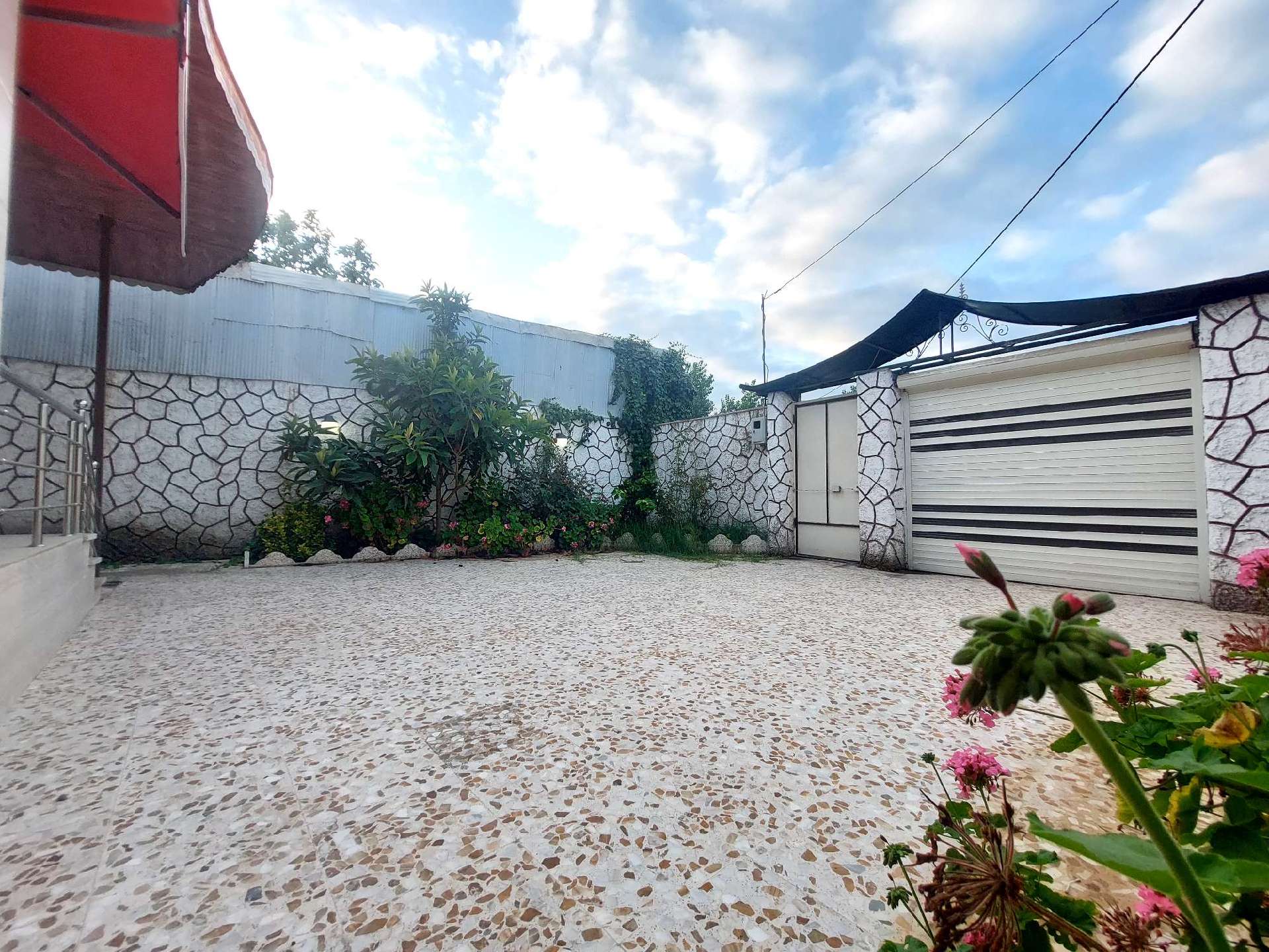 تصویر یه ویلای فلت در موقعیت روستایی با محوطه بزرگ