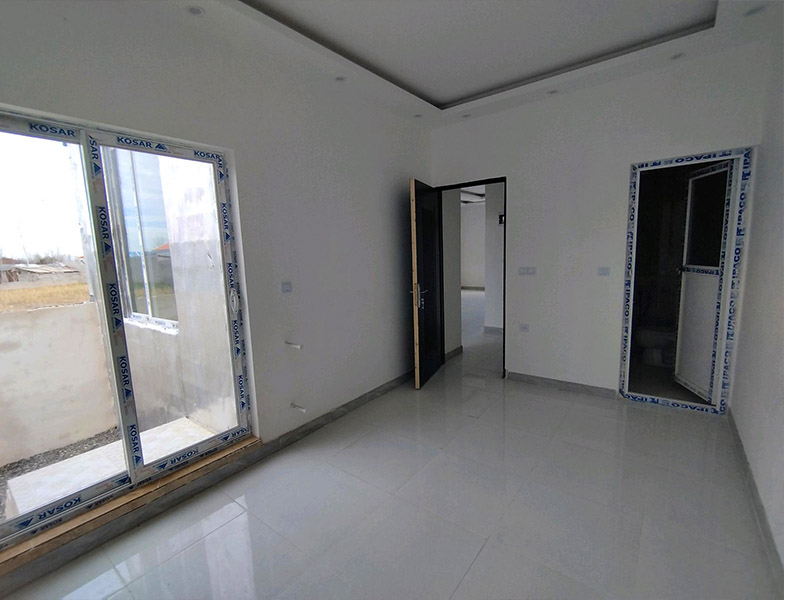 تصویر یک ویلای فلت روستایی که محوطه سازی شده و از چمن مصنوعی استفاده شده