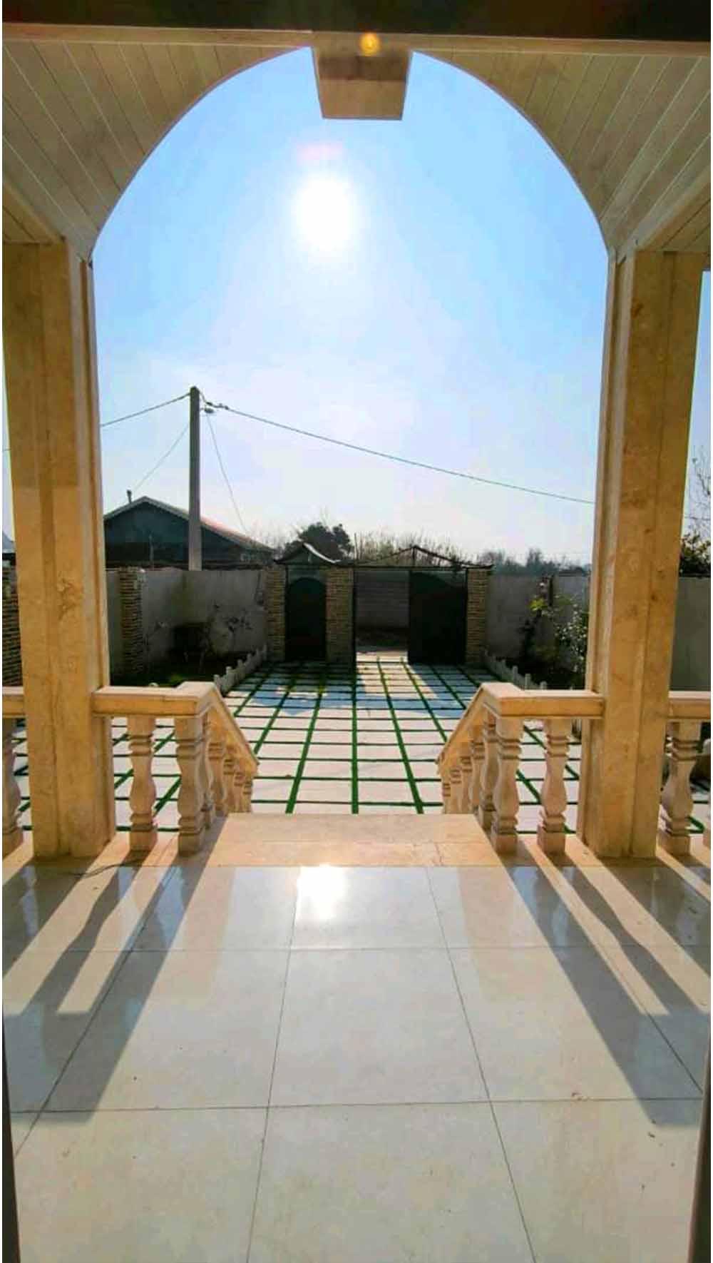 تصویر یه ویلای فلت در موقعیت روستایی با محوطه بزرگ