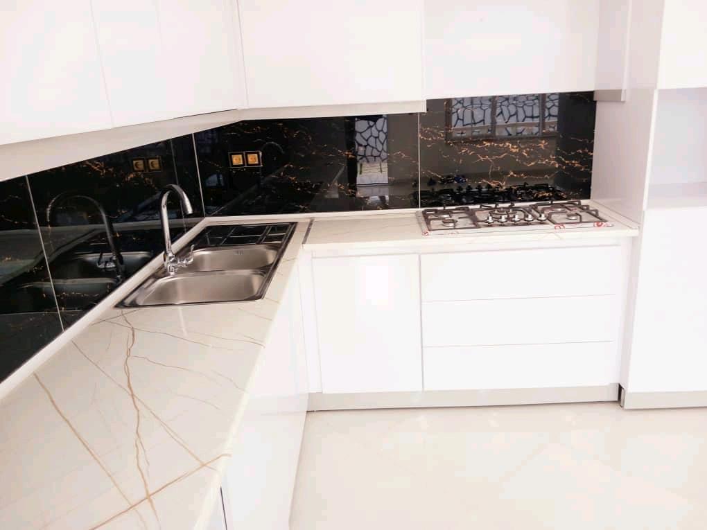 تصویر یک ویلای فلت روستایی که محوطه سازی شده و از چمن مصنوعی استفاده شده